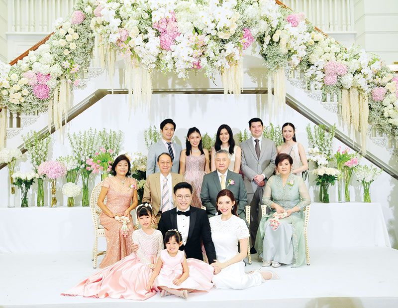 บ่าว-สาว พร้อมครอบครัว พิพัฒน์-ดวงพร เลิศธนไพบูลย์, วิรัตน์-วรุณพร สุพรรณธะริดา, (แถวยืน) ปิยะภพ-
กัญญาชัช เลิศธนไพบูลย์, วีรนุช สุพรรณธะริดา, ณัฐวัชต์-อภิศรา สุพรรณธะริดา และหลานๆ เจ้าบ่าว