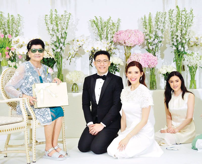 คุณย่าสุภา สุพรรณธะริดา ขึ้นรับไหว้พร้อมอวยพรหลานสาวและหลานเขย