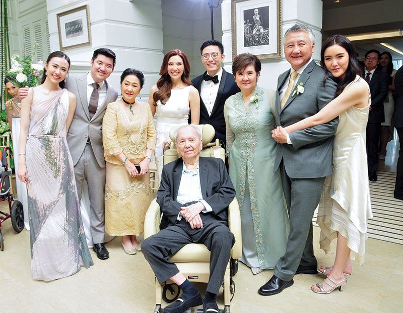คุณตาวาริน-คุณยายผาณิต พูนศิริวงศ์, ณัฐวัชต์-อภิศรา สุพรรณธะริดา, กัญญลักษณ์
สุพรรณธะริดา-ธนัฐ เลิศธนไพบูลย์, วรุณพร-วิรัตน์-วีรนุช สุพรรณธะริดา

ครอบครัว “โรจนเพียรสถิต” มายินดีกับหลานสาว นำโดย จิตรา โรจนเพียรสถิต, นันทา โรจนเพียรสถิต, ดรุณี โรจนเพียรสถิต, วิลาวัน โรจนเพียรสถิต, ฐิติรัตน์ อนันตวิทยานนท์,
เทอดศักดิ์ โรจนเพียรสถิต, สุธี อนันตวิทยานนท์, ปิยะ โรจนเพียรสถิต, ธีระ โรจนเพียรสถิต และ กฤษฎา โรจนเพียรสถิต

