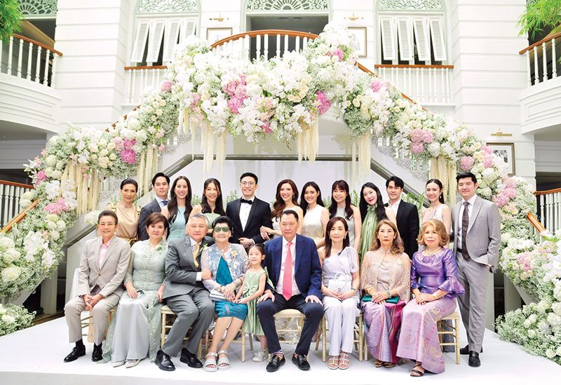เครือญาติคุณพ่อเจ้าสาว นำโดย คุณย่าสุภา สุพรรณธะริดา, วิสูตร-สิริรัตน์ สุพรรณธะริดา, พีระรัสมิ์ สุพรรณธะริดา, เกษกนก สิริโพธิ์ พร้อมด้วยพี่ๆ น้องๆ