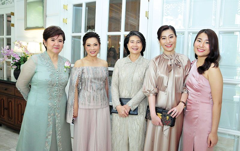 วรุณพร สุพรรณธะริดา กับเพื่อนๆ นิรัชรา
ศิริอำพันธ์กุล, พณิตา ตู้จินดา, วรางค์ ไชยวรรณ
และลูกสาว