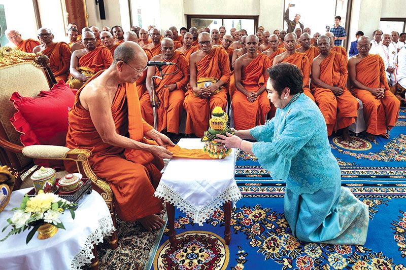 สุมนา อภินรเศรษฐ์ ถวายธูปเทียนแพ พระพรหมวชิรากร