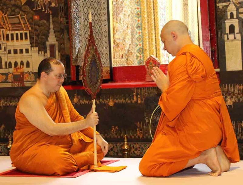 รับศีล 10 จากพระมงคลสุทธิวงศ์ (ม.ร.ว.นันทวัฒน์ ยุคล)