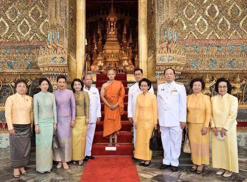 กุลเทโว ภิกขุ กับ ม.ล.อรทัย เทวกุล, วรางคณา ล่ำซำ, ม.ล.ขวัญทิพย์ เทวกุล, ม.ล.ปรางทิพย์ พรหมพจน์, ม.ล.เทวพร เทวกุล, ม.ร.ว.ปรีดิยาธร เทวกุล, ม.ล.ประทิ่นทิพย์ นาครทรรพ, คุรุจิต นาครทรรพ, ประภาพรรณ เทวกุล ณ อยุธยา และ เสมอใจ เทวกุล ณ อยุธยา