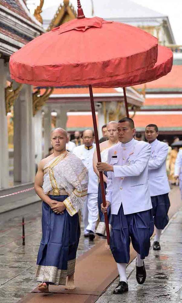 ขบวนผู้อุปสมบทนาคหลวงเดินเข้าพระอุโบสถ วัดพระศรีรัตนศาสดาราม