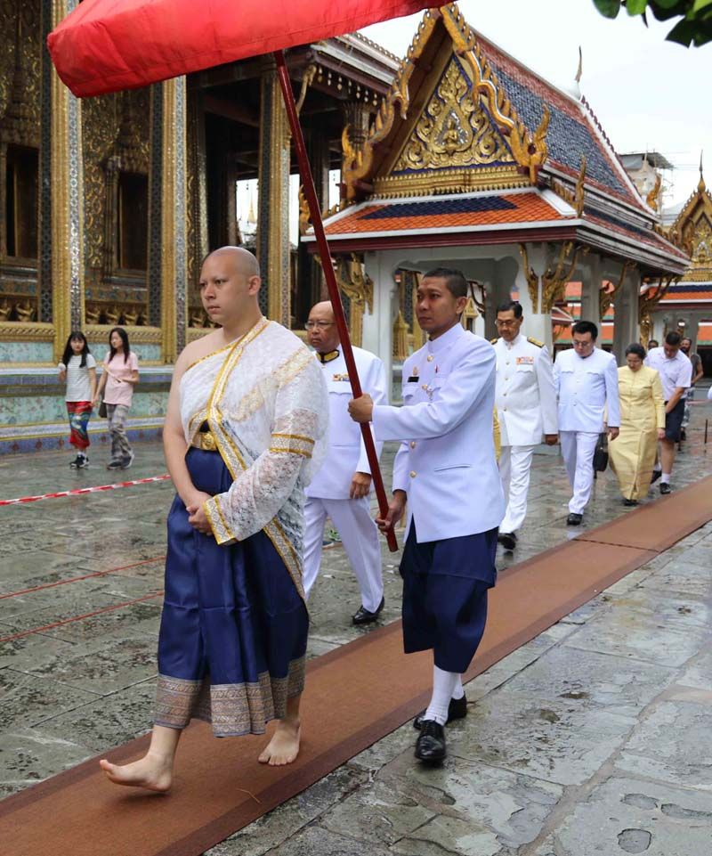 ขบวนผู้อุปสมบทนาคหลวงเดินเข้าพระอุโบสถ วัดพระศรีรัตนศาสดาราม