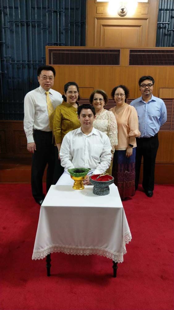 วรุณ กาญจนภู, ม.ร.ว.ศรีเฉลิม กาญจนภู, หม่อมบงกชปริยา ยุคล, ม.ร.ว.อุรรัตนา ยุคล และ วุฒิพงศ์ อภิวัฒนาชัย ร่วมในพิธีปลงผม ศุภกิจ กาญจนภู (ราชสกุลยุคล)