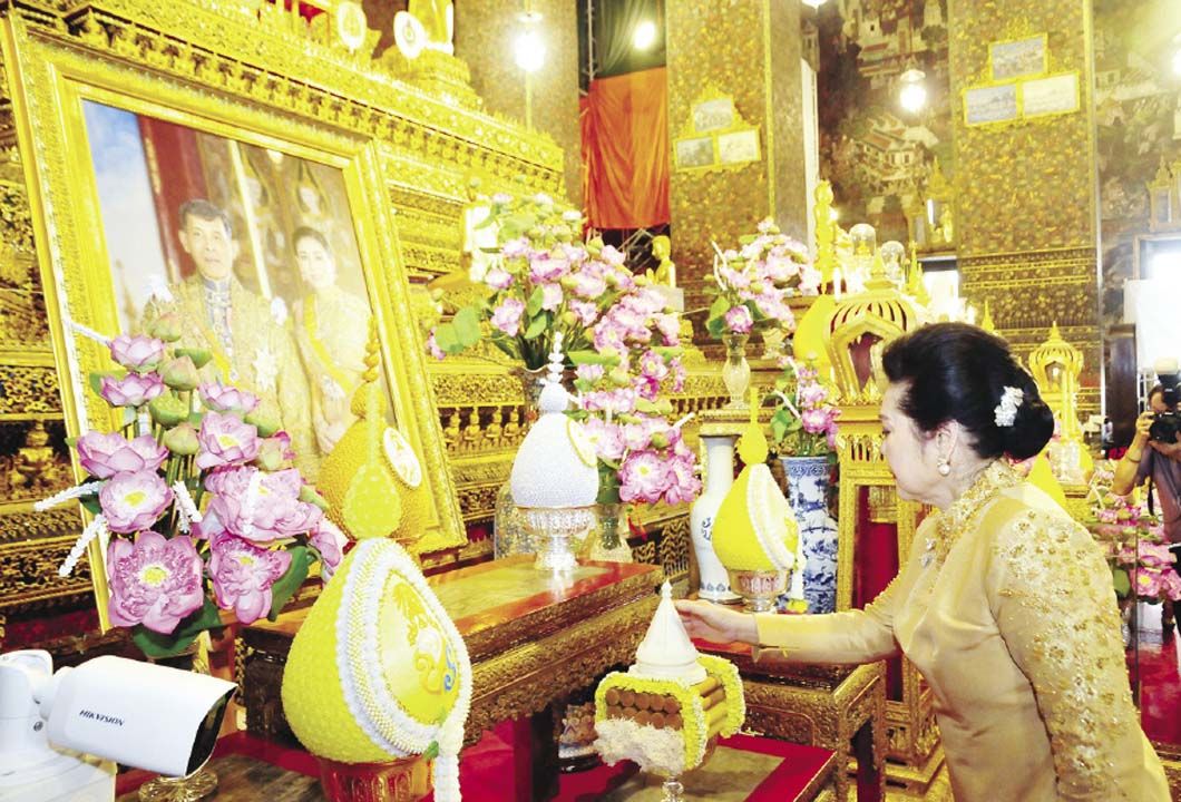 ดร.ลาลีวรรณ กาญจนจารี เปิดกระทงดอกไม้ธูปเทียนแพ ถวายความเคารพหน้าพระบรมฉายาลักษณ์