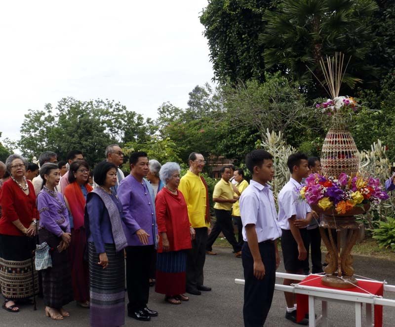 ขบวนพานขันดอกเพื่อถวายราชสักการะ