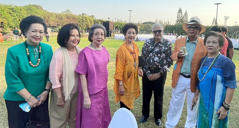 คุณหญิงกัญญา หงส์ลดารมภ์ รองประธาน กก.สวนหลวง ร.9 ต้อนรับ ท่านผู้หญิงภรณี มหานนท์, จารุรัช ตันตราภรณ์, คุณหญิงผะอบทิพย ศาตะมาน, ศิวะ แสงมณี, พล.ต.ท.ประกาศ ศาตะมาน และ ท่านผู้หญิงรวิจิตร์ สุวรรณบุบผา

