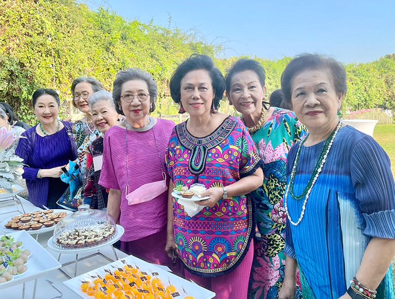 ผาณิต พูนศิริวงศ์, ธิดา สมะลาภา, จินตนา ภิรมย์, จารุรัช ตันตราภรณ์,
จิราภรณ์ เสาวลักษณ์, วนิดา ดุละลัมพะ และ ท่านผู้หญิงรวิจิตร์ สุวรรณบุบผา
