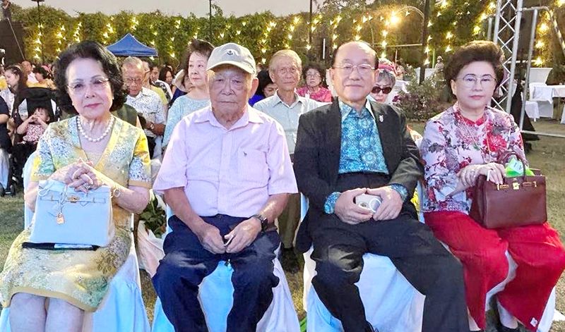 ยุพา ล่ำซำ, บรรยงค์ ล่ำซำ ร่วมฟังดนตรีในสวนในบรรยากาศเย็นสบาย

