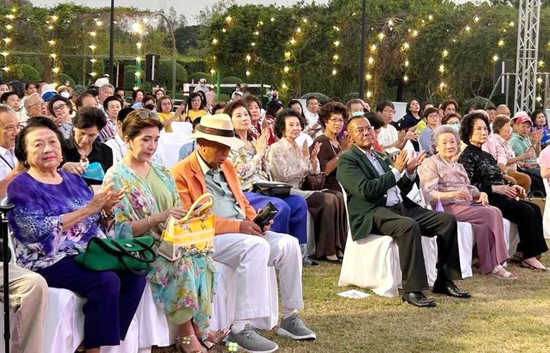 คุณหญิงสุชาดา ศรีเพ็ญ, พรพิมล สุขารมณ์, คุณหญิงกัญญา หงส์ลดารมภ์ และ กชกร สินธวานนท์

