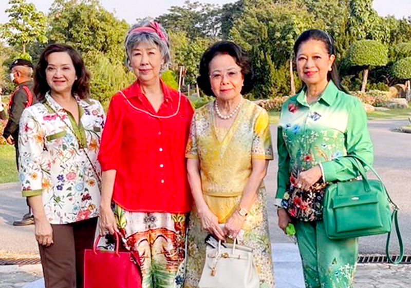 รักษา แสงภู่, สุพินดา โชคชัยนิรันดร์, ยุพา ล่ำซำ และ ฉัตรสุดา
จันทร์ดียิ่ง ท่ามกลางบรรยากาศสวนสวยของสวนหลวง ร.9