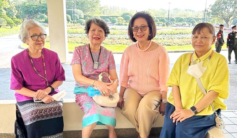 คุณหญิงสุชาดา ศรีเพ็ญ, พรพิมล สุขารมณ์, คุณหญิงกัญญา หงส์ลดารมภ์ และ กชกร สินธวานนท์

