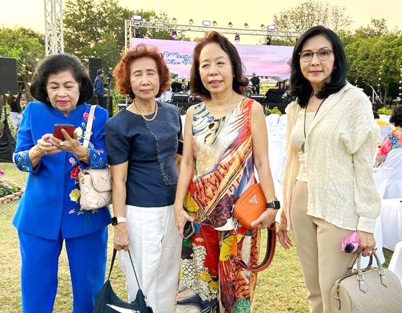 กรรมการ สวนหลวง ร.9 คุณหญิงนิโลบล กระจ่างสนธิ์, รศ.อภิวันท์ กำลังเอก, พาสินี ลิ่มอติบูลย์ และ จันทรา อินทรทูต

ท่านผู้หญิงถวิกา สารสิน, เพชรพริ้ง สารสิน, ดนุชา สินธวานนท์ ประธานกรรมการบริหารสวนหลวง ร.9 และผู้มาร่วมฟังดนตรีในสวน

