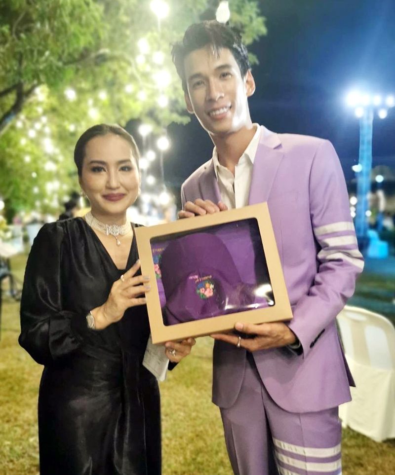 กรรมการ เลขานุการ สวนหลวง ร.9 ตรีดาว อภัยวงศ์ กับศิลปิน แอ๊ค-โชคชัย หมู่มาก
