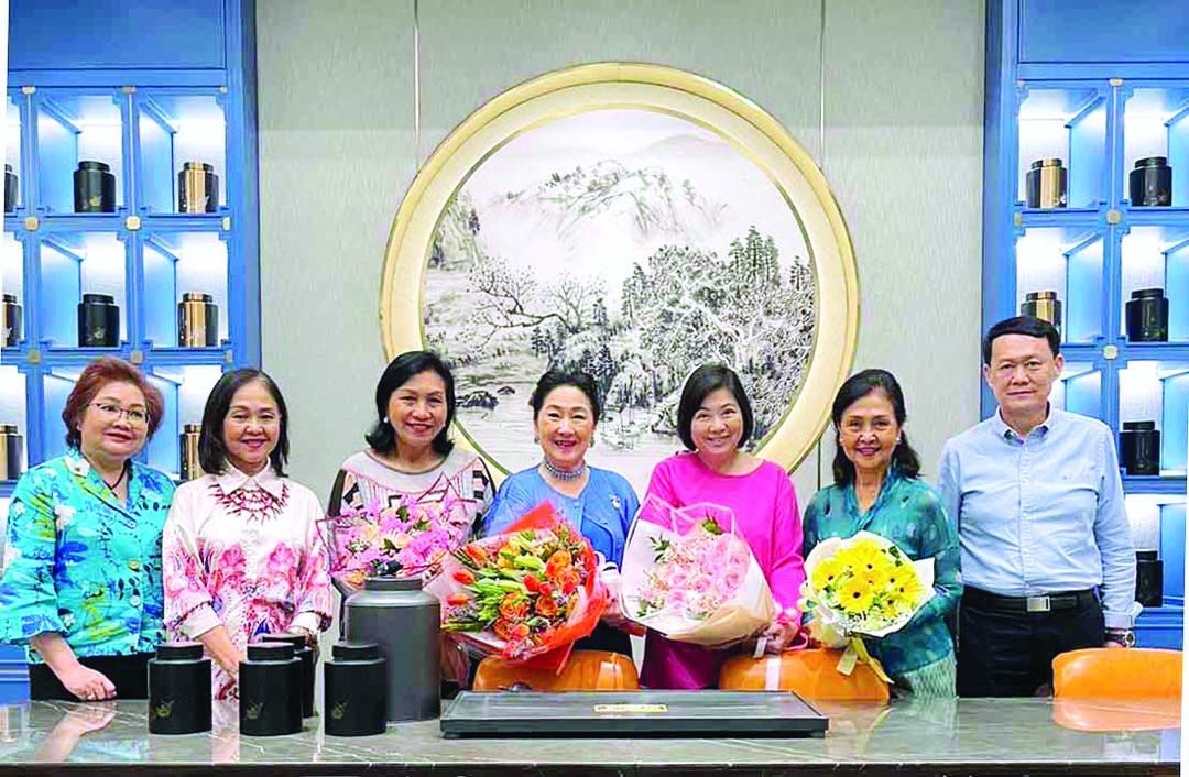 กรรมการบริหารโรงแรมสวิสโซเทล กรุงเทพฯ รัชดา วิภาวรรณ-กฤษฎา มหาดำรงค์กุล
อดีตเคยเป็นนักข่าวหน้าภาพข่าวสังคมหนังสือพิมพ์แนวหน้า เมื่อ 40 ปี เชิญ ผาณิต พูนศิริวงศ์,
ดร.กันทิมา กุญชร ณ อยุธยา, อ่อนอุษา ลำเลียงพล สังสรรค์ มี นิรัชฎา พงษ์โสภณ และ พัชรา มาดล ร่วมยินดี