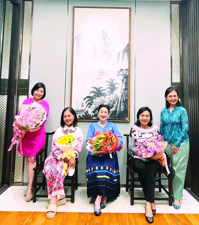 5 สาว เก็บภาพสวยๆ วิภาวรรณ มหาดำรงค์กุล, นิรัชฎา พงษ์โสภณ,
ผาณิต พูนศิริวงศ์, ดร.กันทิมา กุญชร ณ อยุธยา และ อ่อนอุษา ลำเลียงพล