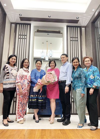 ผาณิต พูนศิริวงศ์ มอบดอกไม้ยินดี กับสองผู้บริหารโรงแรมสวิสโซเทล กรุงเทพฯ รัชดา วิภาวรรณ-กฤษฎา
มหาดำรงค์กุล