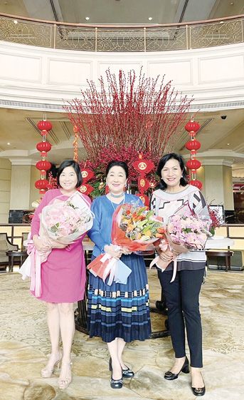 พี่ๆ ผาณิต พูนศิริวงศ์ และ ดร.กันทิมา กุญชร ณ อยุธยา มอบดอกไม้ร่วมแสดงความยินดี กับ วิภาวรรณ มหาดำรงค์กุล