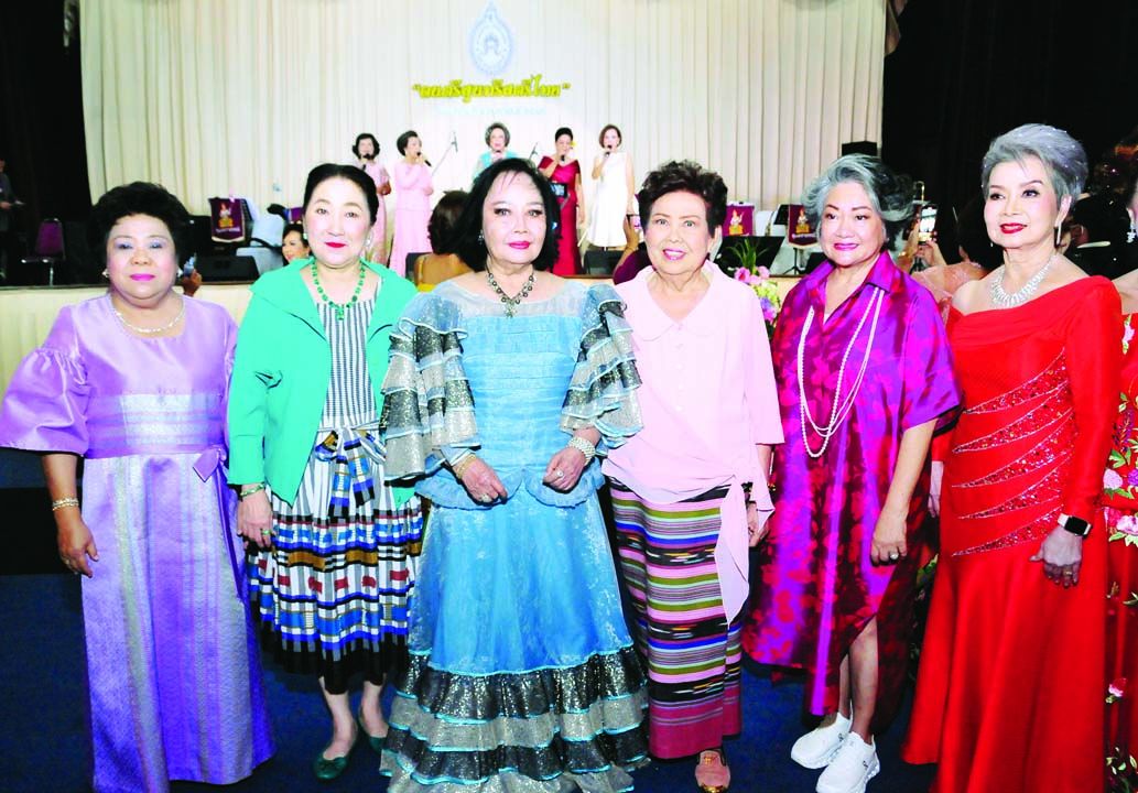 เบญจมาศ รุจิรวงศ์ นายกสมาคม, ผาณิต พูนศิริวงศ์ อดีตนายกสมาคม, จรรย์สมร
วัธนเวคิน อดีตประธานสภาสมาคมสตรีแห่งชาติฯ, สุกัญญา ประจวบเหมาะ ประธานสภาสมาคมสตรีแห่งชาติฯ และ มณีรัตน์ วัฒนสมบัติ ประธานจัดงาน ต้อนรับศิลปินแห่งชาติ
รวงทอง ทองลั่นธม