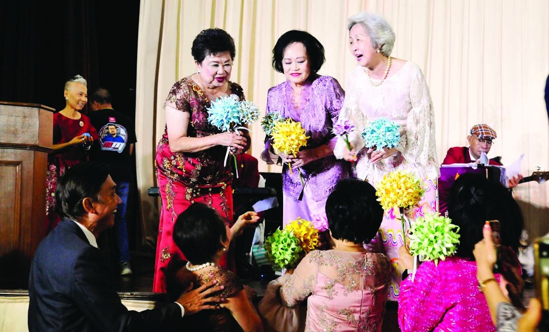 นักร้องกิตติมศักดิ์ รับดอกไม้จากแฟนคลับ