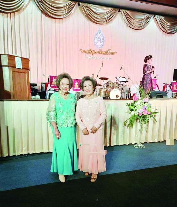 นักร้องกิตติมศักดิ์ ปราณี ชวาลา
และ กรรณิกา ดวงมณี