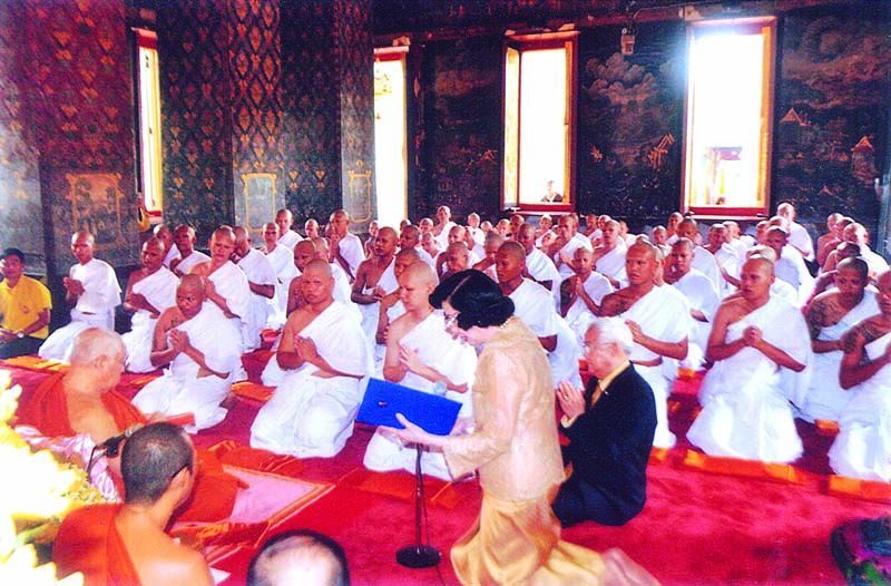 ดร.ศุลีมาศ สุทธิสัมพัทน์ ประธานโครงการบรรพชาสามเณรเฉลิม
พระเกียรติฯ กล่าวถวายตัวนาค แด่ สมเด็จพระวันรัต ประธานในพิธี
ฝ่ายสงฆ์และพระอุปัชฌาย์
