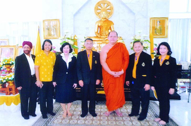 พระวรชัย ทมวโร กับ ดร.ศุลีมาศ สุทธิสัมพัทน์, ศักดา สัจจะมิตร และคณะผู้พิพากษา