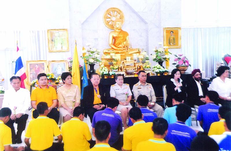 ดร.ศุลีมาศ สุทธิสัมพัทน์ ประธานในพิธีบรรพชาสามเณร กล่าวให้โอวาทแก่เด็กและเยาวชน