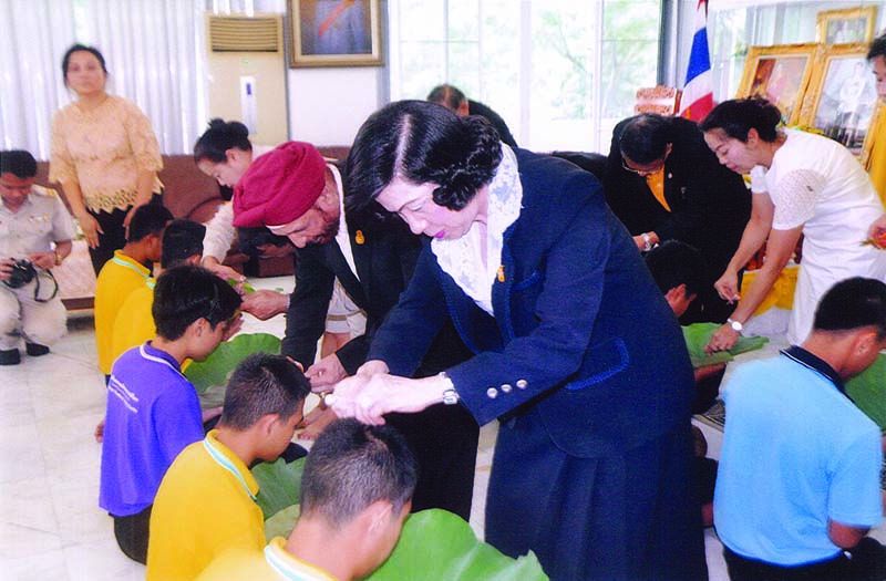 ดร.ศุลีมาศ สุทธิสัมพัทน์ ประธานในพิธีบรรพชาสามเณร นำแขกผู้มีเกียรติและคณะผู้ปกครอง ขลิบผมนาค