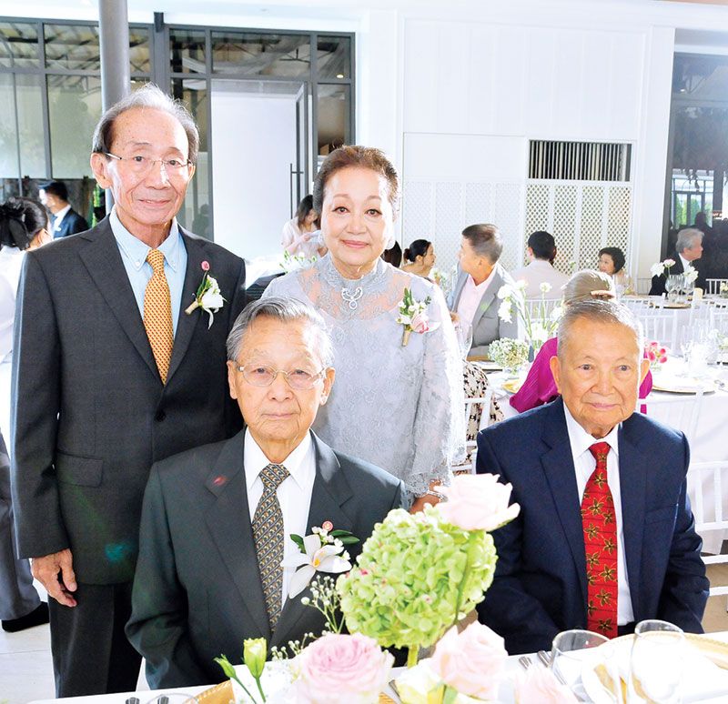 คุณพ่อคุณแม่ฝ่ายชาย ธารินทร์-นกน้อย นิมมานเหมินท์ ต้อนรับ ชวน หลีกภัย ประธานในพิธี และ เทอดพงษ์
ไชยนันทน์ อดีต รมต.ประจำสำนักนายกฯ

