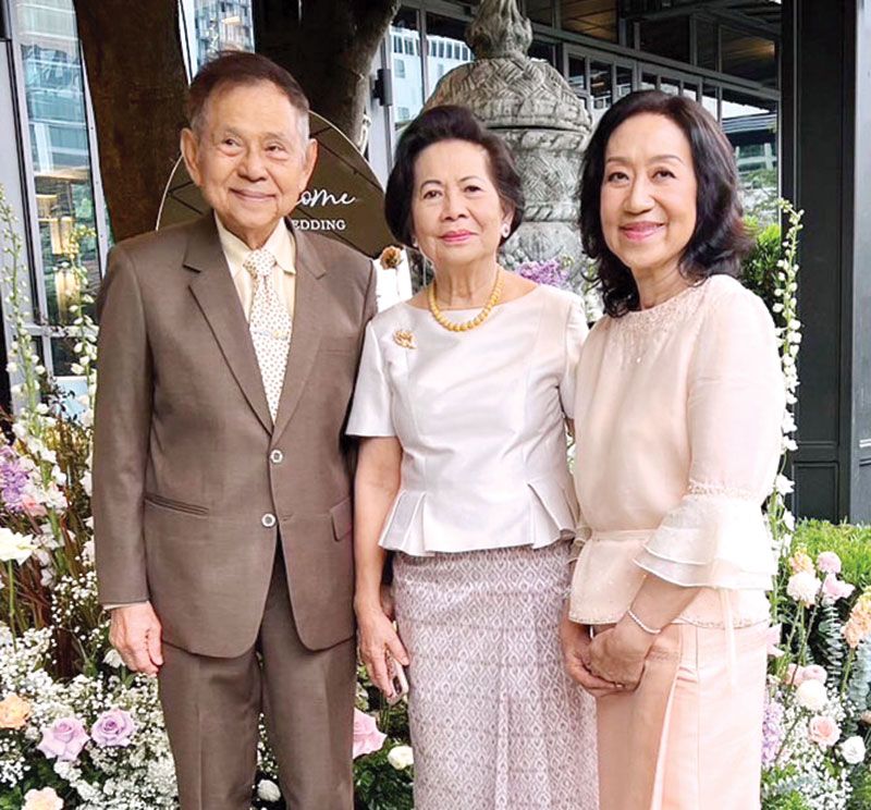 ผู้ใหญ่ฝ่ายเจ้าสาว น.ท.กาญจน์-เปรมปรี ตันติเวชกุล มีคุณแม่ฝ่ายหญิง จารุพรรณ สลักคำ ต้อนรับ

