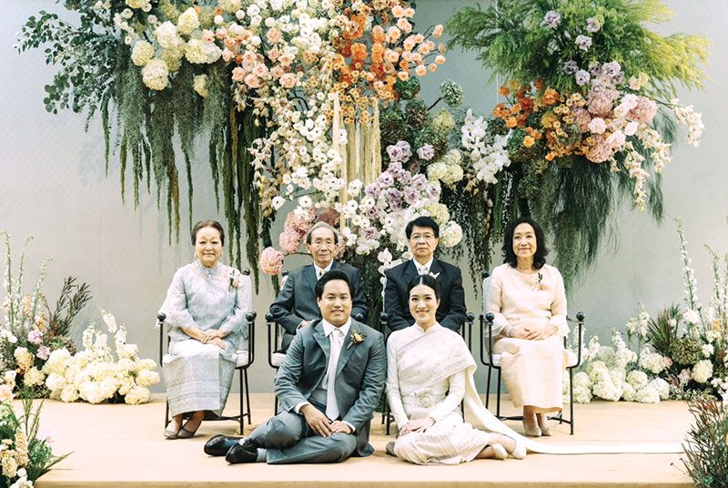 บ่าว-สาวกับครอบครัว มีคุณพ่อคุณแม่ฝ่ายชาย ธารินทร์-นกน้อย นิมมานเหมินท์
และคุณพ่อคุณแม่ฝ่ายหญิง เฉลิมเกียรติ-จารุพรรณ สลักคำ

