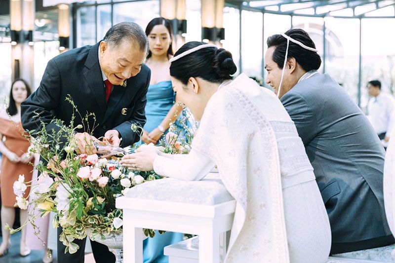 เจริญ สิริวัฒนภักดี หลั่งน้ำพระพุทธมนต์ให้บ่าว-สาว

