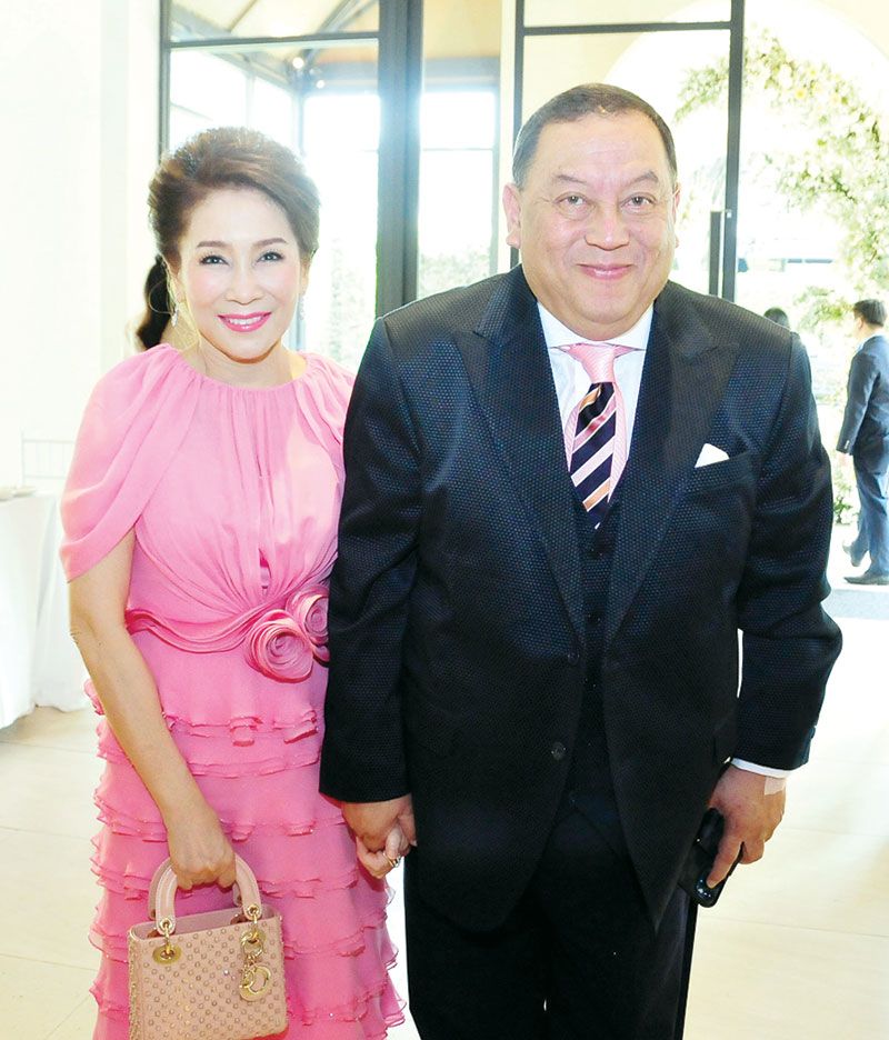 จุติ ไกรฤกษ์ อดีต รมว.กระทรวง พม. และภรรยา สมานจิตต์ ไกรฤกษ์

