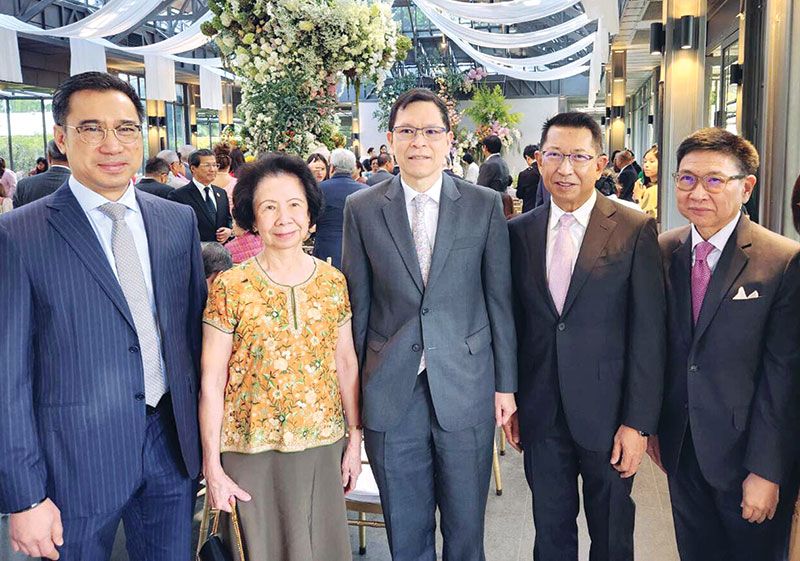 ดร.เศรษฐพุฒิ สุทธิวาทนฤพุฒิ ผู้ว่าการธนาคารแห่งประเทศไทย, จันทรา อาชวานันทกุล, ดร.วิรไท สันติประภพ อดีตผู้ว่าฯ แบงก์ชาติ, ดร.อารีพงศ์ ภู่ชอุ่ม อดีตปลัดกระทรวงการคลัง และ กุลิศ สมบัติศิริ อดีตปลัดกระทรวงพลังงาน

