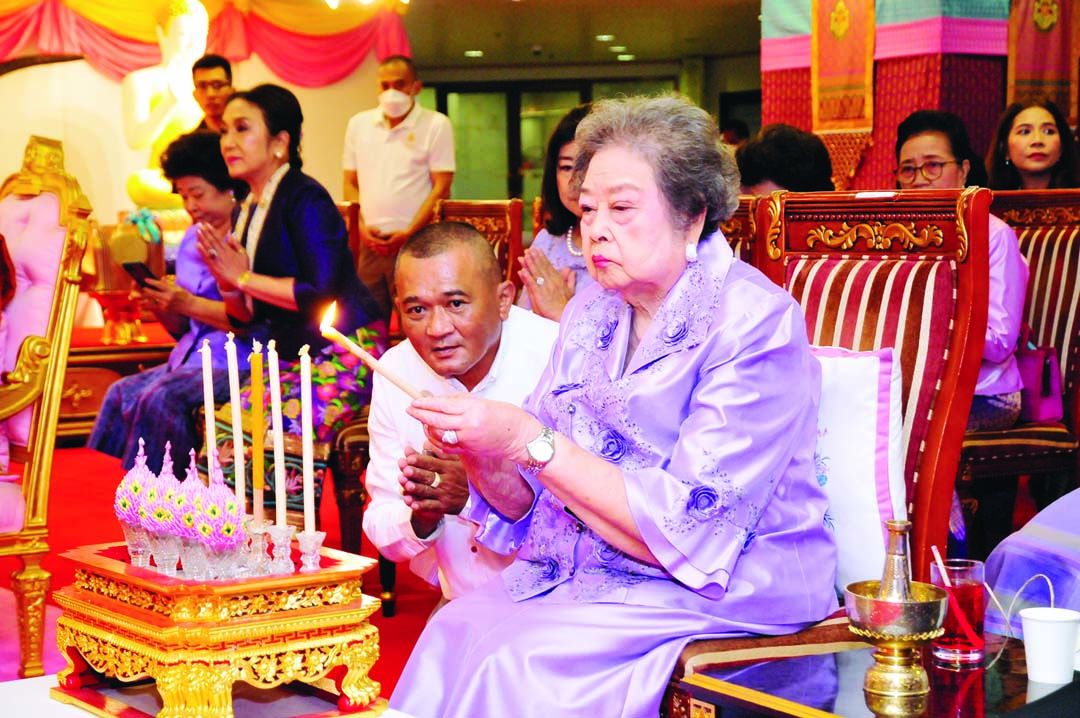 พลตรีหญิง คุณหญิงอัสนีย์ เสาวภาพ ประธานที่ปรึกษา จุดธูปเทียนบูชาพระรัตนตรัย