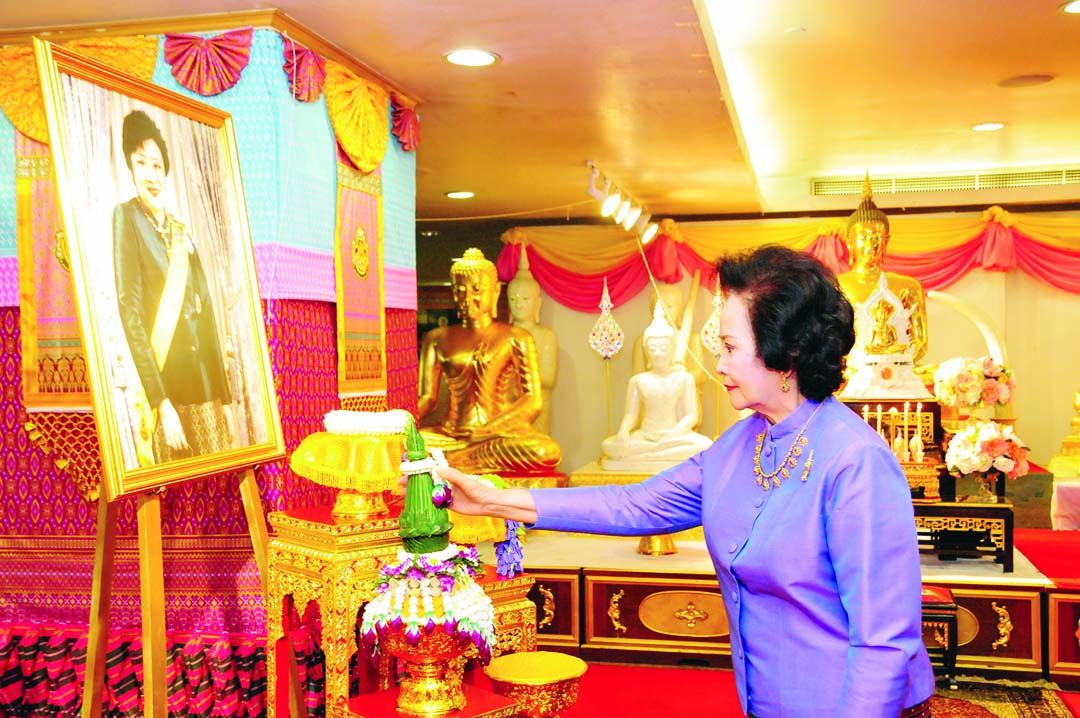 เพ็ญพักตร์ ศรีทอง ประธานสมาคมสภาแม่ดีเด่นแห่งชาติฯ เปิดกรวยดอกไม้
ธูปเทียนแพถวายความเคารพหน้าพระรูป
