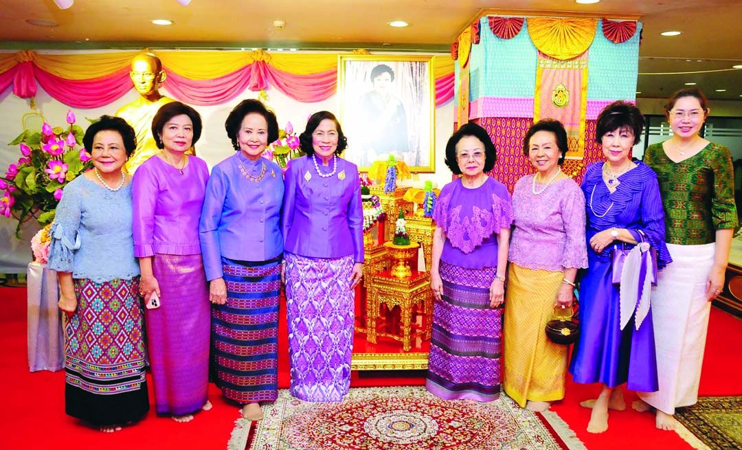 เบญจมาศ ปริญญาพล, เพ็ญพักตร์ ศรีทอง, ศ.ดร.ศุลีมาศ สุทธิสัมพัทน์, ยุพา ล่ำซำ, ดร.โฉมยง
ประทีปอุษานนท์ ทวีทรัพย์, สุพินดา โชคชัยนิรันดร์ กรรมการสมาคมสภาแม่ดีเด่นแห่งชาติฯ และสมาชิก