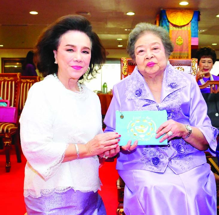 อุไร คุณานันทกุล รับของที่ระลึกจาก พล.ต.ญ.คุณหญิงอัสนีย์ เสาวภาพ ประธาน
ที่ปรึกษา