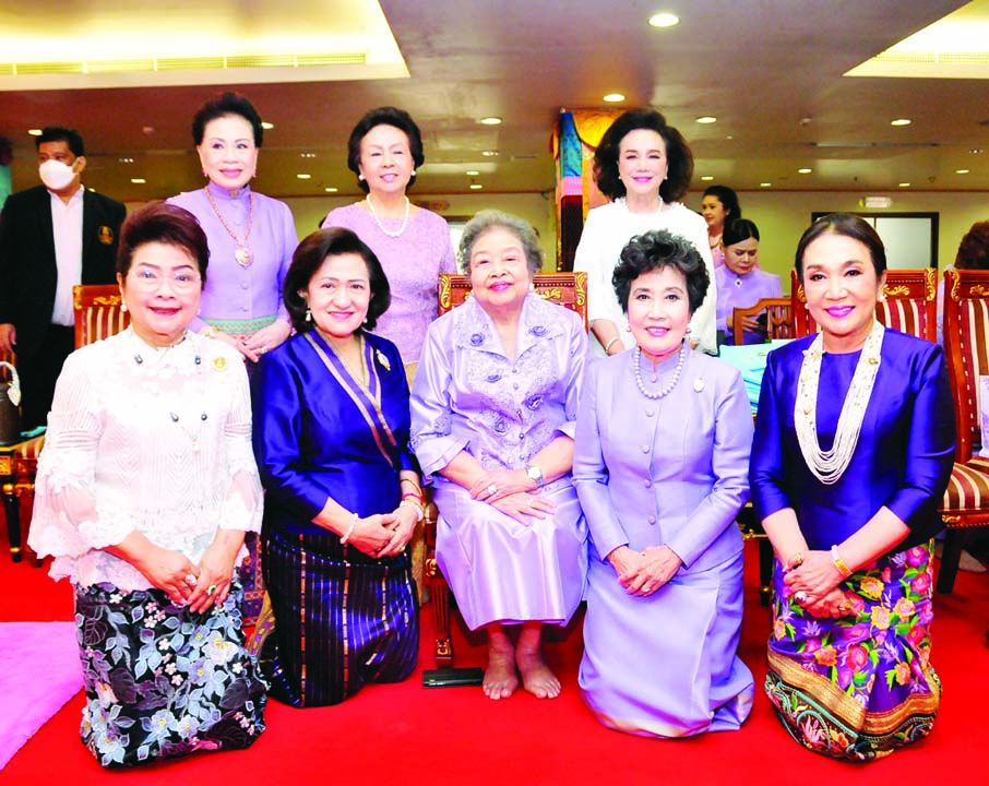 ฐานิตา เขียวขจี, จารุนันท์ อึ้งภากรณ์, พล.ต.ญ.คุณหญิงอัสนีย์ เสาวภาพ,
ศิริรัตน์ ธำรงธีระกุล, พล.ต.ญ.ดร.อังคณา สุเมธสิทธิกุล, อโนมา วิจิตรวิกรม,
ดร.โฉมยง ประทีปอุษานนท์ ทวีทรัพย์ และ อุไร คุณานันทกุล