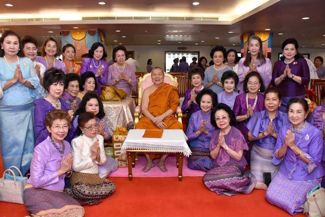 ประธานสมาคมสภาแม่ดีเด่นแห่งชาติ กับ คณะกรรมการฯ และแม่ดีเด่นแห่งชาติ กราบนมัสการ สมเด็จ
พระมหารัชมงคลมุนี (สมเด็จฯธงชัย)