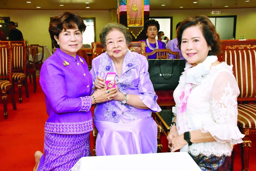 พรทิพย์ ตั้งกีรติ นายกสมาคมแม่ดีเด่นฯ พระนครศรีอยุธยา รับของที่ระลึกจากท่านประธานที่ปรึกษา