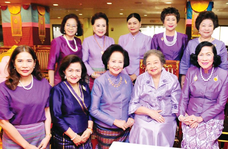 อัจฉรา เกษมวัฒนา, จารุนันท์ อึ้งภากรณ์, เพ็ญพักตร์ ศรีทอง, พล.ต.ญ.คุณหญิงอัสนีย์ เสาวภาพ, ศ.ดร.ศุลีมาศ สุทธิสัมพัทน์, พ.ญ.ศรีวรรณา พูลสรรพสิทธิ์, กิ่งแก้ว วงษ์สิงห์, อโนมา วิจิตรวิกรม และ ศรีนวล เสริมสุขสกุลชัย