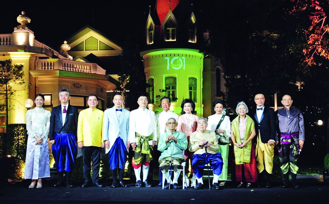 พล.ท.นพ.ธำรงรัตน์ แก้วกาญจน์, พล.ท.สุปรีชา โมกขะเวส และคณะกรรมการมูลนิธิ
พร้อมด้วยผู้สนับสนุนการจัดงาน ประจักษ์-ลออ ตั้งคารวคุณ ผู้บริหารสีทีโอเอ, นิติกร กรัยวิเชียร ผู้แทนไทยเบฟ
และผู้แทนจากมูลนิธิสิริวัฒนภักดี