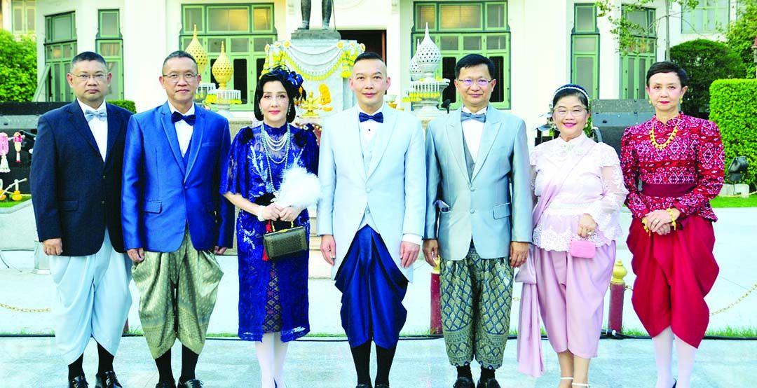 ผอ.รพ.พระมงกุฎเกล้า พล.ต.นพ.ธำรงโรจน์-ธนภร เต็มอุดม,
พ.อ.(พ) นพ.สุขไชย สาทถาพร รอง ผอ., ร.อ.หญิง นิภา-พล.ต.ผศ.ดุสิต จันทยานนท์ และ พล.ต.รศ.สุธี-ปริศนา พานิชกุล