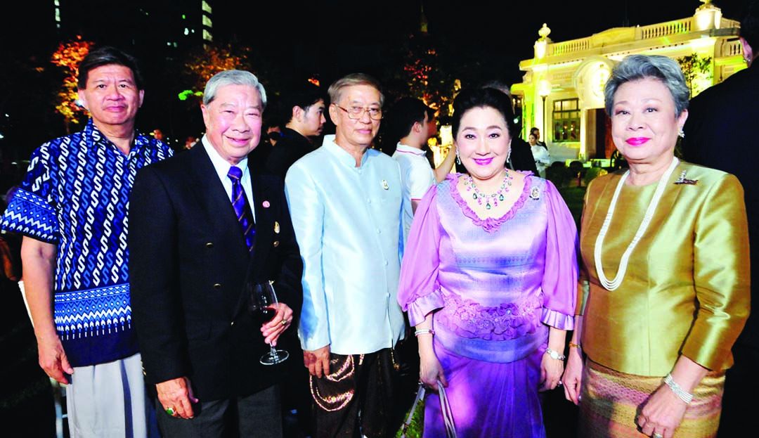 พล.อ.นพ.ชูฉัตร-คุณหญิงวิลาวัณย์ กำภู ณ อยุธยา, พล.อ.ชายชาญ
ตาตะนันท์, และ ผาณิต พูนศิริวงศ์