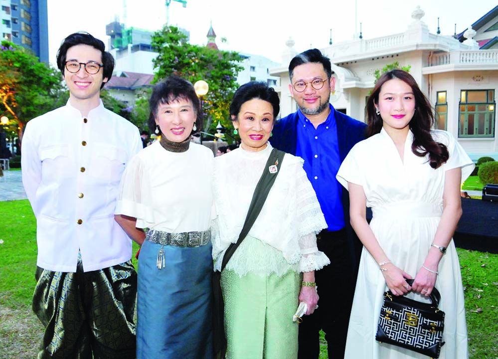 สุมัณฑนา โมกขะเวส, รุจิราภรณ์-ดร.ศรัณฐ์-พญ.สถิตย์หทัย
หวั่งหลี